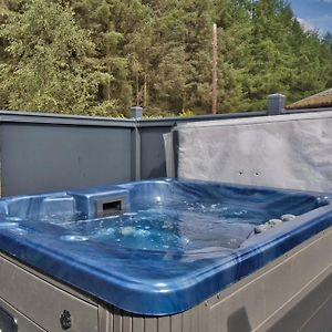 Pet friendly Luxury Hot Tub Lodge 2 bed